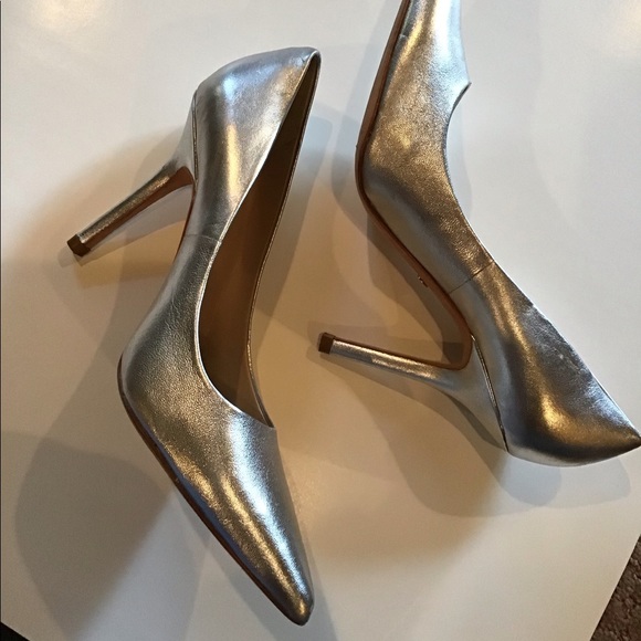 🌷CHARLES DAVID SILVER HEELS IN SIZE 8 1/2 - Picture 3 of 7
